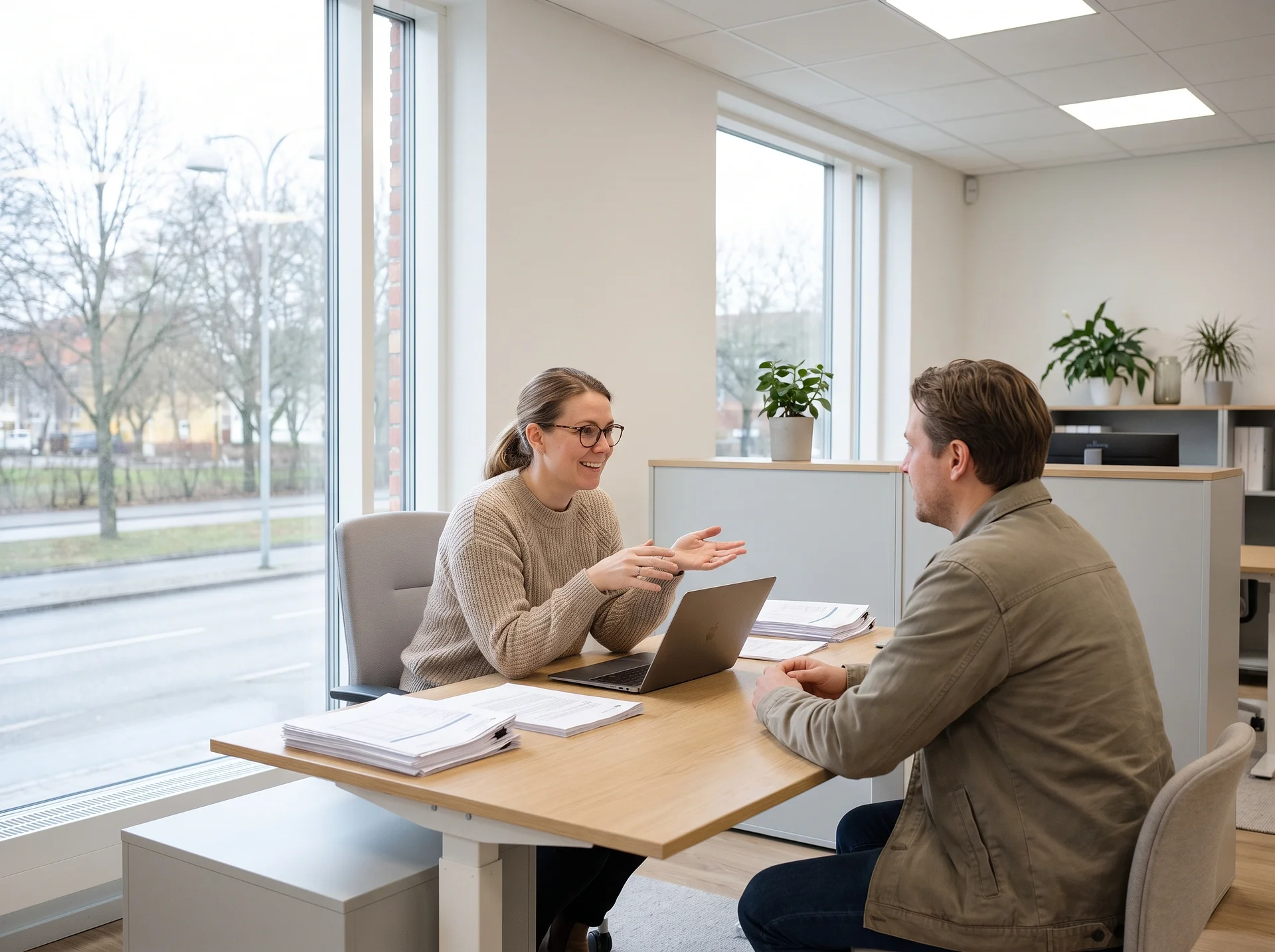 Redovisningskonsult i möte med företagare på ljust kontor