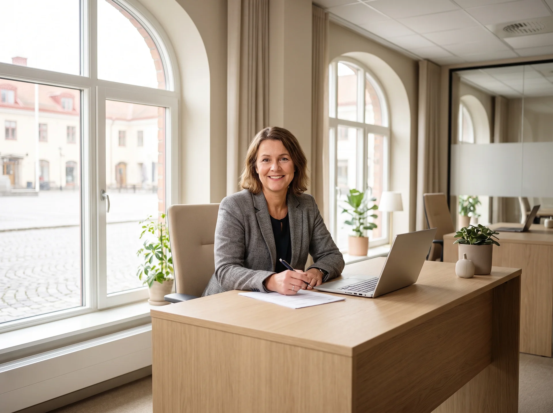 Redovisningskonsult vid skrivbord med laptop på kontor i Kungsbacka