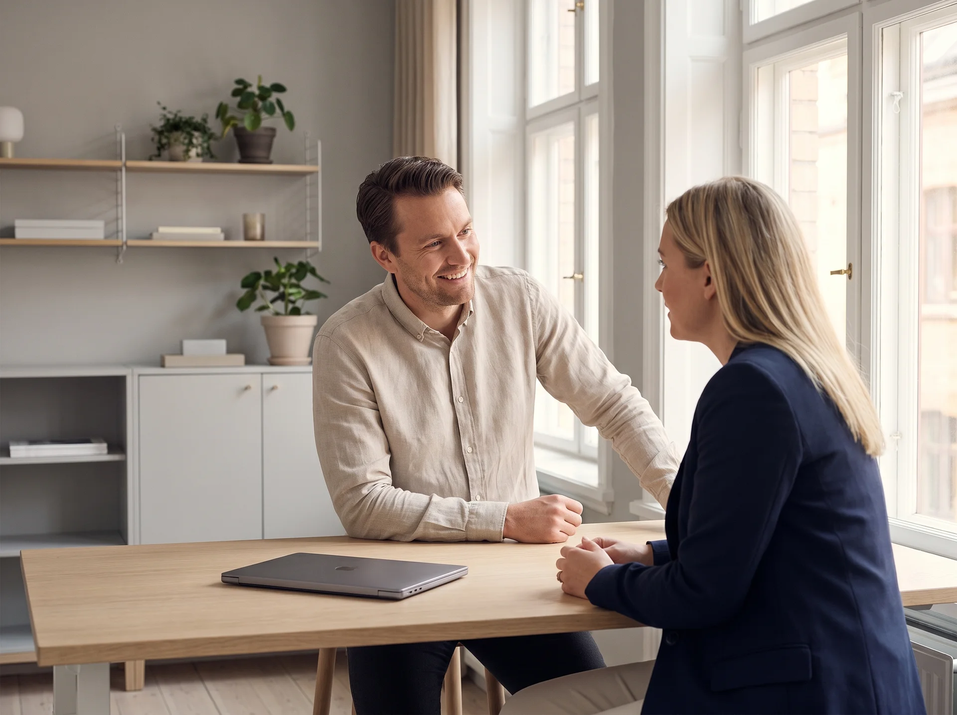 Företagare i samtal med kund på kontor, med tid frigjord från administration